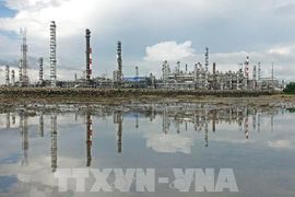 Giá dầu giảm hơn 1% sau khi OPEC+ nhất trí tăng sản lượng