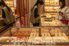 Giá vàng giảm trong lúc nhà đầu tư chờ đợi biên bản họp của Fed