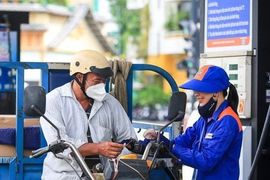 Giá xăng tiếp tục giảm, xăng E10 RON95 xuống còn 20.003 đồng/lít