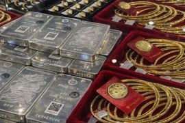 Giá vàng bất ngờ lao dốc ngày cuối tuần