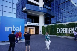 Intel phát hành 15 tỷ USD cổ phiếu để mở rộng năng lực sản xuất chip AI
