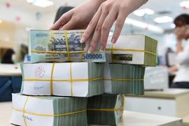 Ngân hàng đồng loạt giảm lãi suất cho vay, tung gói tín dụng ưu đãi