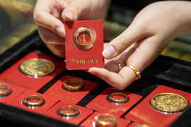 Giá vàng “rơi tự do”, giảm gần 2 triệu đồng/lượng