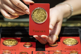 Giá vàng bật tăng, thế giới vượt 4.400 USD/ounce