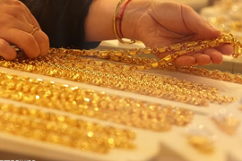 Giá vàng giảm nhẹ sau khi chạm mức cao nhất trong hơn 2 tháng