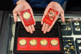 Áp lực chốt lời kéo giá vàng giảm mạnh gần 2 triệu đồng/lượng