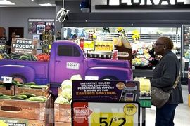 Doanh số bán lẻ của Mỹ bất ngờ giảm trong tháng 7/2026