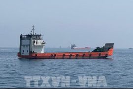 Hoạt động lưu thông qua eo biển Hormuz gần như đình trệ