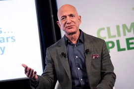 Tỷ phú Jeff Bezos mua lại cổ phần câu lạc bộ bóng đá Liverpool