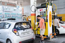 Giá dầu giảm 1% trước khi Mỹ công bố các biện pháp trừng phạt mới với Iran