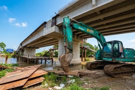 Chỉ rõ nguyên nhân Dự án nâng tĩnh không 11 cầu phía Nam chậm tiến độ: Vướng mặt bằng, khan hiếm vật liệu và nhà thầu yếu