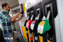 Hoạt động chốt lời khiến giá dầu giảm hơn 2 USD