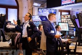 Chỉ số S&P 500 và Nasdaq đồng loạt giảm điểm do sức ép từ cổ phiếu công nghệ