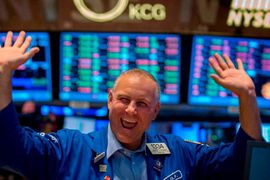 Phiên 27/8: Khối ngoại "tung tiền" gom cổ phiếu Việt Nam, một mã ngân hàng được mua ròng hơn 400 tỷ đồng