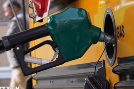 Giá dầu thế giới giảm hơn 5% trong tuần do lo ngại lãi suất và diễn biến Hormuz