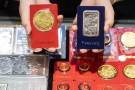 Giá vàng lao dốc sau tín hiệu cứng rắn từ Fed
