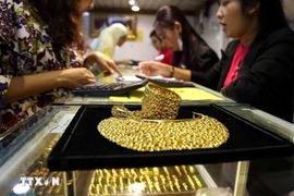 Giá vàng giảm mạnh do lo ngại lãi suất tăng từ Fed