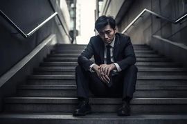 Môi giới BĐS ngậm ngùi cất bộ vest phẳng phiu chạy xe công nghệ, sàn giao dịch được cải tạo vội thành quán cà phê gồng gánh chi phí mặt bằng