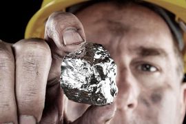 "Đại gia" khai thác vàng bạc lớn nhất Việt Nam báo lãi kỷ lục, cổ phiếu lập tức "tím lịm"