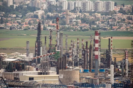 Giá dầu tăng vọt do Iran xem xét cấm tàu Mỹ và Israel qua eo biển Hormuz