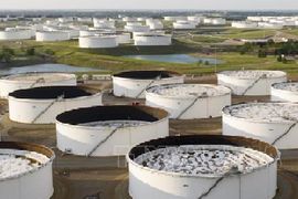 Giá dầu thô bật tăng khi nguồn cung lại gặp rủi ro