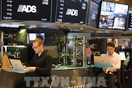 Chứng khoán Mỹ chịu áp lực giảm điểm khi giá dầu vượt mốc 100 USD/thùng