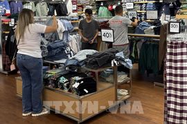 Doanh nghiệp bán lẻ Mỹ dùng tiền hoàn thuế quan để giảm giá