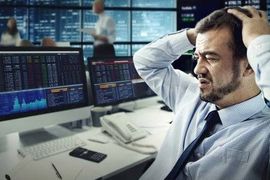 Khối ngoại thẳng tay bán ròng gần 900 tỷ đồng trong ngày VN-Index giảm sâu 34 điểm, loạt cổ phiếu ngân hàng bị "xả" mạnh