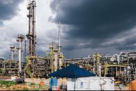 Giá dầu thô tăng vọt khi xung đột leo thang tại Trung Đông