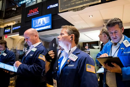 Sắc đỏ ngập tràn Phố Wall sau khi Fed nâng lãi suất