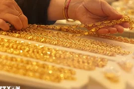 Giá vàng giảm trước triển vọng lãi suất duy trì ở mức cao