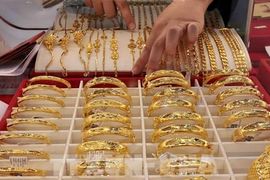 Giá vàng hướng đến tuần giảm giá trước áp lực từ triển vọng lãi suất