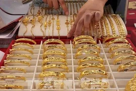 Giá vàng hướng đến tuần giảm giá trước áp lực từ triển vọng lãi suất