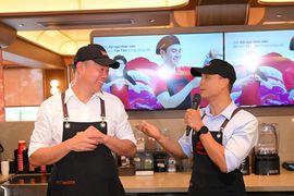 Sau thương vụ 2.300 tỷ đồng, quyền kiểm soát Highlands Coffee có ý nghĩa gì với ông David Thái và đội ngũ quản lý Việt Nam?