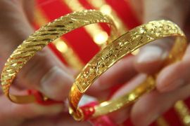 Giá vàng giảm hơn 2% trước áp lực từ giá dầu và kỳ vọng lãi suất