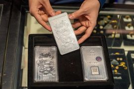Giá bạc thế giới thủng mốc 61 USD/ounce, bạc trong nước nối dài đà giảm
