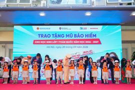 Honda Việt Nam trao tặng 1,8 triệu mũ bảo hiểm cho học sinh lớp Một