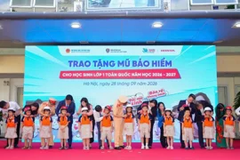 Honda Việt Nam trao tặng 1,8 triệu mũ bảo hiểm cho học sinh lớp Một