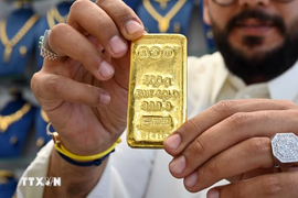 Giá vàng tăng nhẹ khi đồng USD suy yếu và lo ngại về chính sách Fed