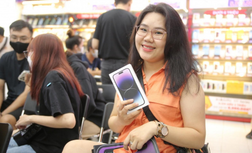 Khách Việt thức đêm đi nhận iPhone 14