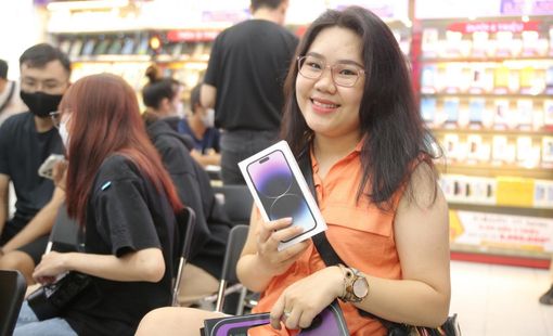Khách Việt thức đêm đi nhận iPhone 14
