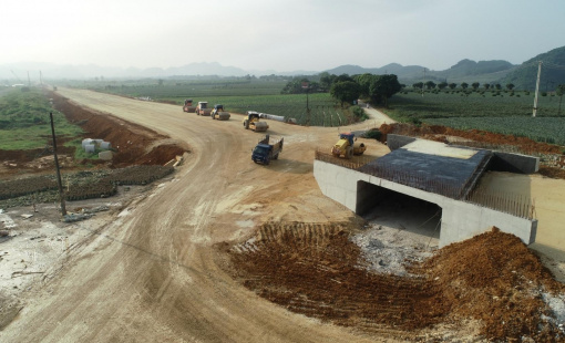 Đẩy nhanh giải phóng mặt bằng để khởi công cao tốc Bắc - Nam cuối năm 2022