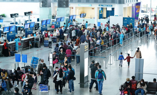 Lượng khách hàng không Việt Nam giảm mạnh trong tháng 10