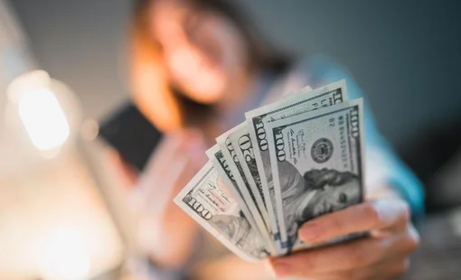 Tỷ giá USD/VND tại ngân hàng vẫn áp sát trần, tăng mạnh trên thị trường tự do