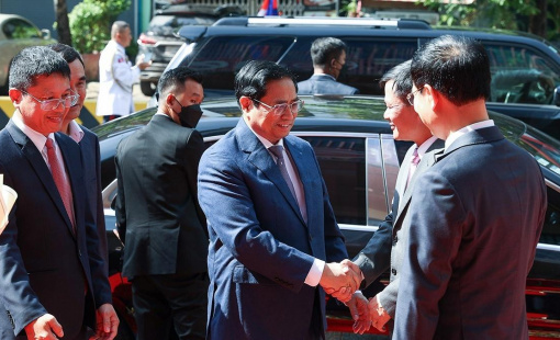 Thủ tướng thăm nhà mạng Metfone ở Campuchia