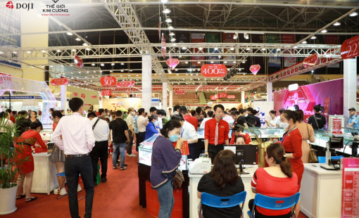Khu gian hàng DOJI và Thế giới Kim cương tấp nập khách mua sắm tại Hội chợ VIJF 2022