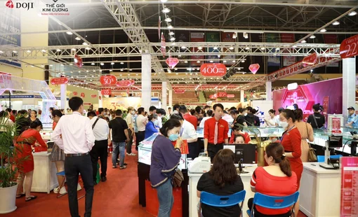 Khu gian hàng DOJI và Thế giới Kim cương tấp nập khách mua sắm tại Hội chợ VIJF 2022