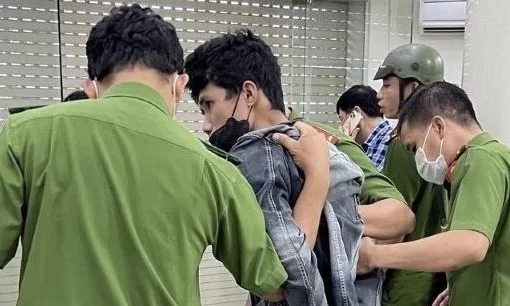 Tóm gọn đối tượng dùng súng và bom giả cướp ngân hàng