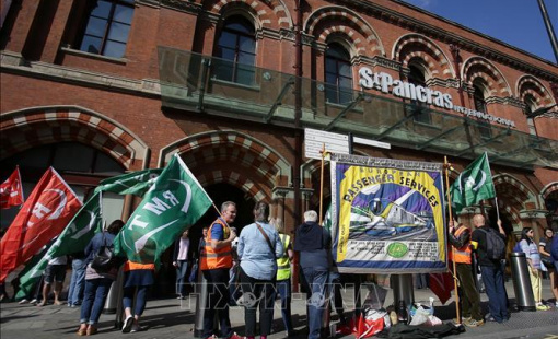 Làn sóng đình công ở Anh tăng cao do tiền lương thực tế giảm khi điều chỉnh theo lạm phát