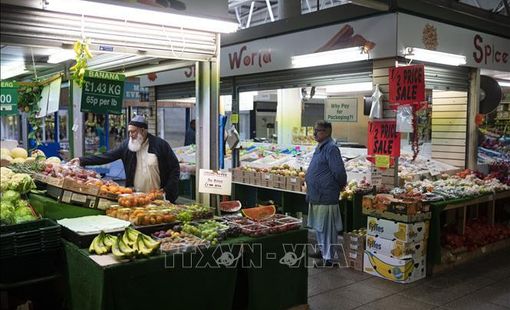 Dự báo mức sống tại Anh giảm sâu nhất trong 6 thập kỷ do lạm phát và lãi suất tăng